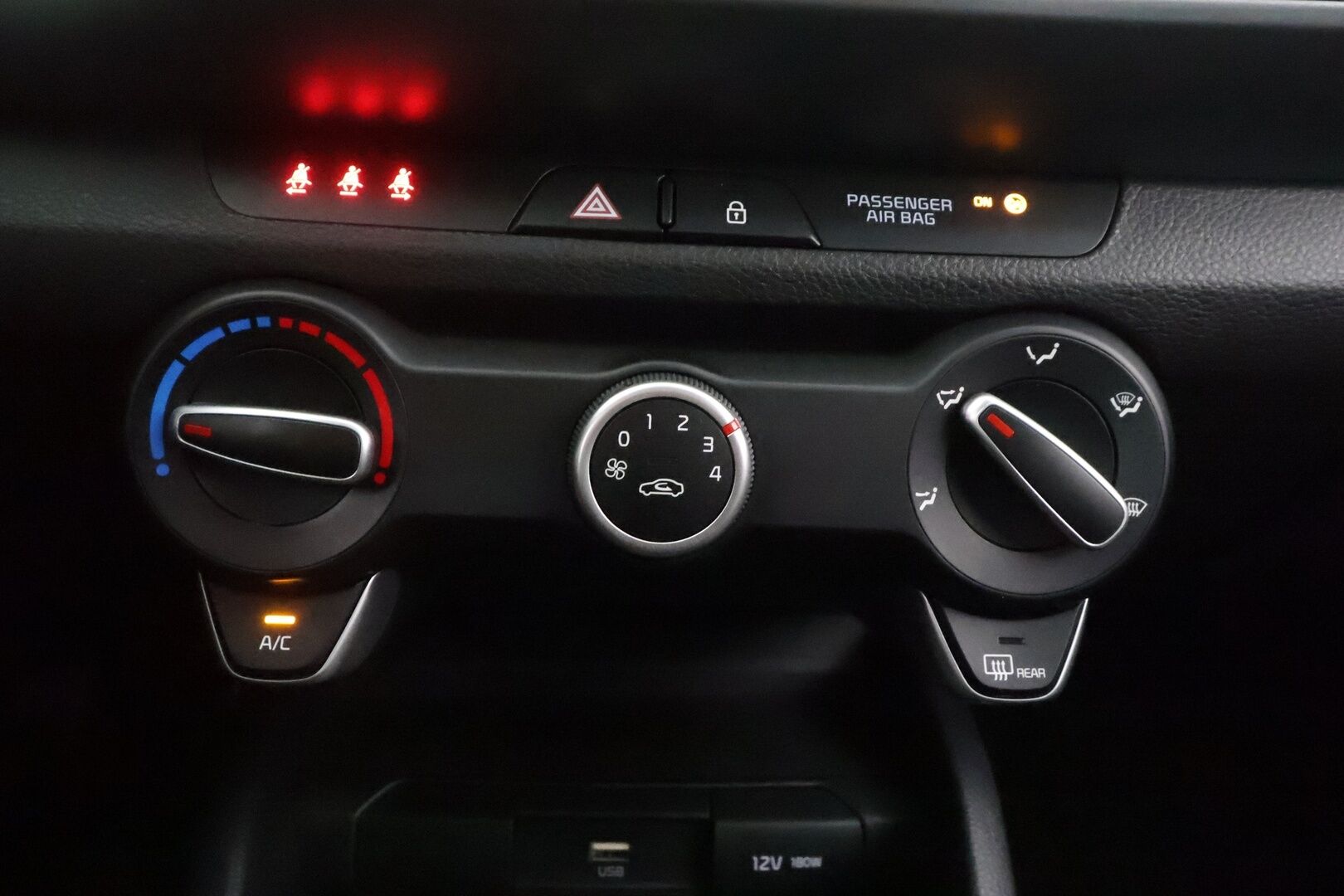 Kia Stonic 2024 1,0 T-GDI 100hv LX DCT - | Vakkari | Facelift | 1-om suomiauto | Merkkihuollot | Lämm. ratti | Apple & Android | Bluetooth | Penkinlämmittimet | Ilmastointi | 2x renkaat | 