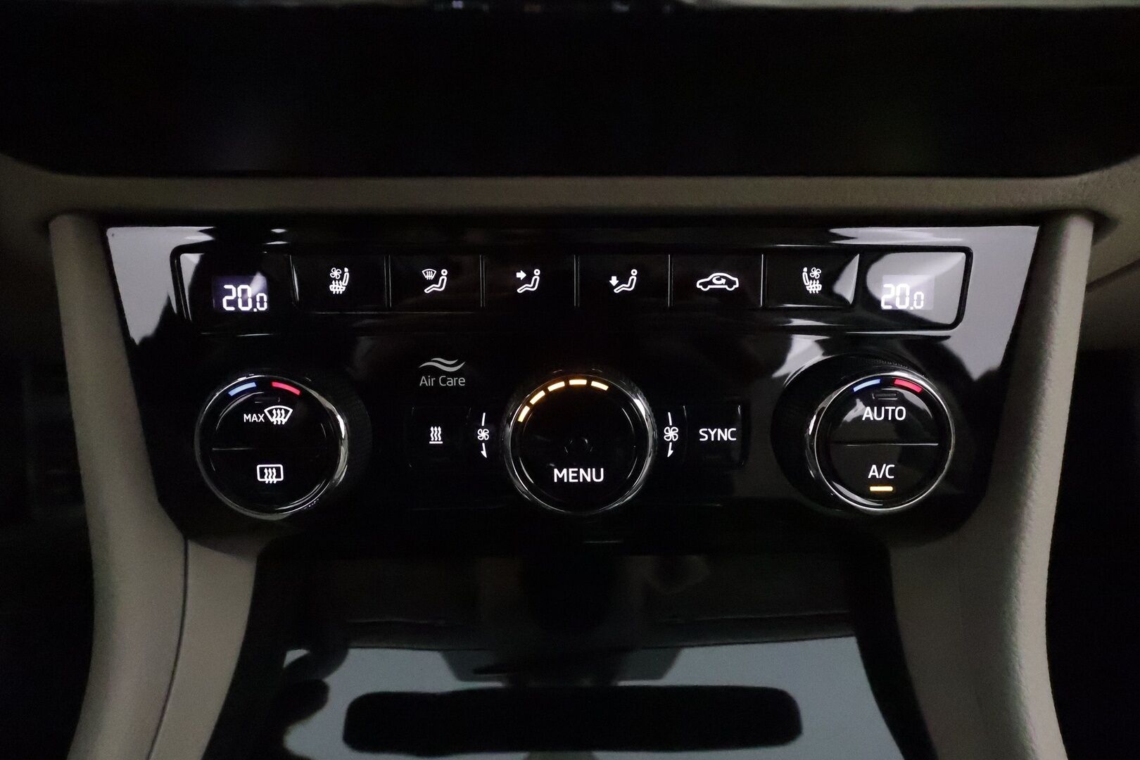 Skoda Superb 2021 Combi 1,4 TSI PHEV L&K iV DSG **ACC / Panorama / Matrix LED / Koukku / Muistipenkit / Navi / Webasto / Canton** - Tuuletetut etuistuimet / 360° / Vaaleat nahat 
