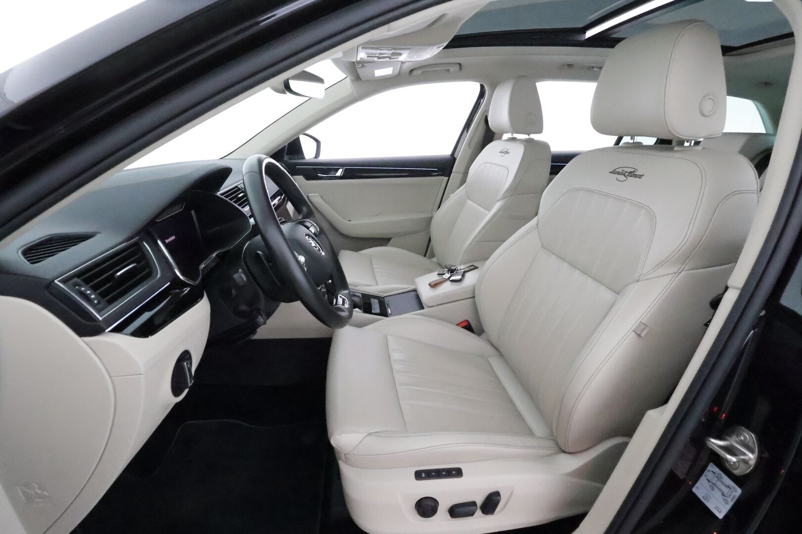 Skoda Superb 2021 Combi 1,4 TSI PHEV L&K iV DSG **ACC / Panorama / Matrix LED / Koukku / Muistipenkit / Navi / Webasto / Canton** - Tuuletetut etuistuimet / 360° / Vaaleat nahat 