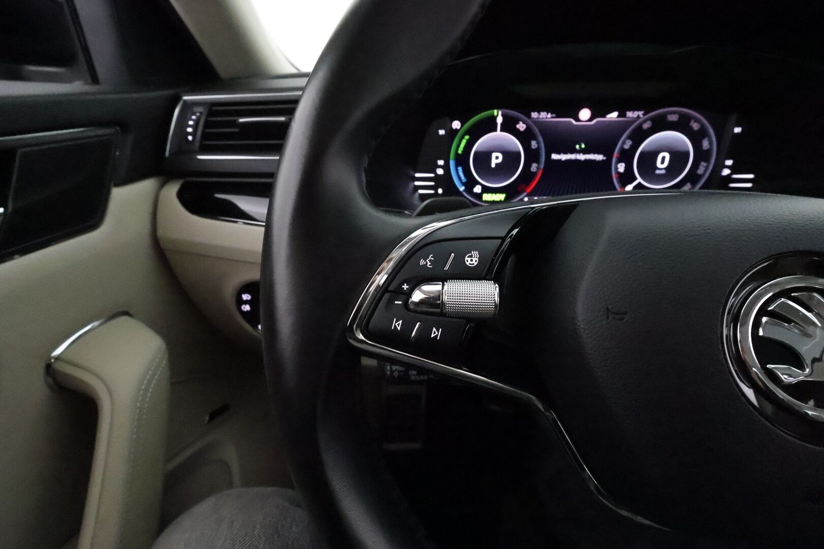 Skoda Superb 2021 Combi 1,4 TSI PHEV L&K iV DSG **ACC / Panorama / Matrix LED / Koukku / Muistipenkit / Navi / Webasto / Canton** - Tuuletetut etuistuimet / 360° / Vaaleat nahat 