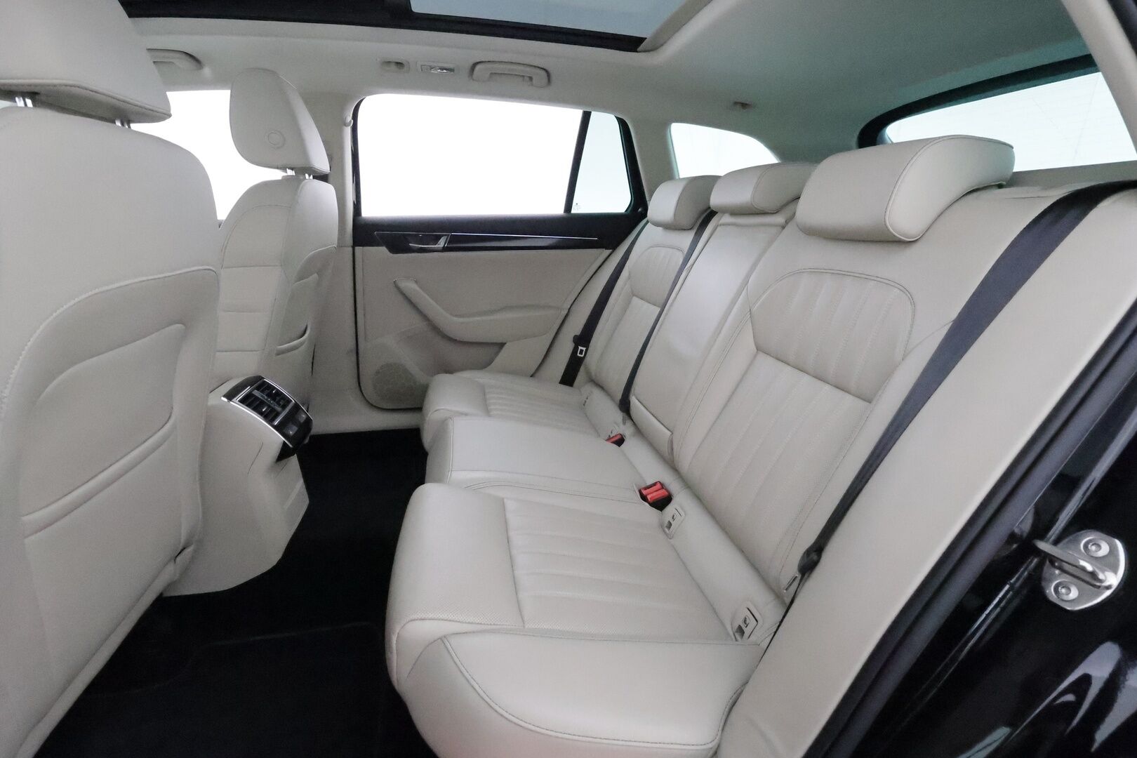 Skoda Superb 2021 Combi 1,4 TSI PHEV L&K iV DSG **ACC / Panorama / Matrix LED / Koukku / Muistipenkit / Navi / Webasto / Canton** - Tuuletetut etuistuimet / 360° / Vaaleat nahat 