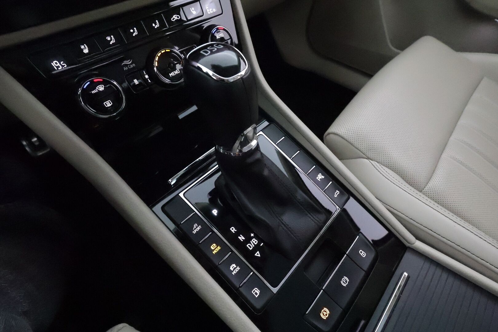 Skoda Superb 2021 Combi 1,4 TSI PHEV L&K iV DSG **ACC / Panorama / Matrix LED / Koukku / Muistipenkit / Navi / Webasto / Canton** - Tuuletetut etuistuimet / 360° / Vaaleat nahat 