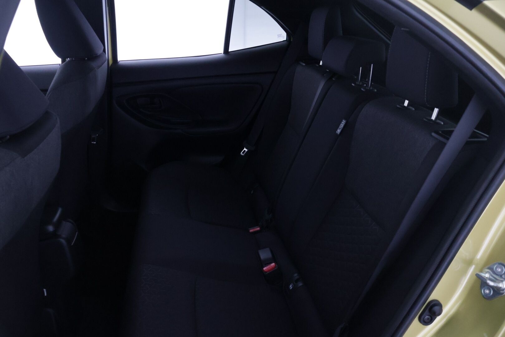 Toyota Yaris Cross 2023 1,5 Hybrid AWD-i Intense * 1.om Suomi-auto / P-kamera / Acc / Lohko s.pistokkeella / Isofix - Kahdet renkaat aluvanteilla / Vähän ajettu / Navi / Bitone kaksivärimaalaus - HULLUT AVAJAISHULINAT KORKOTARJOUS 3,29 %