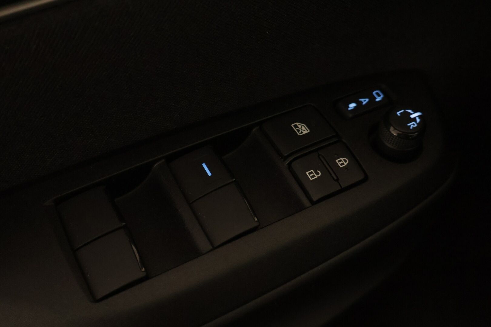 Toyota Yaris Cross 2023 1,5 Hybrid AWD-i Intense * 1.om Suomi-auto / P-kamera / Acc / Lohko s.pistokkeella / Isofix - Kahdet renkaat aluvanteilla / Vähän ajettu / Navi / Bitone kaksivärimaalaus - HULLUT AVAJAISHULINAT KORKOTARJOUS 3,29 %