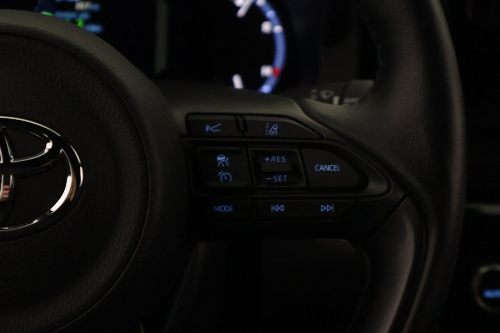 Toyota Yaris Cross 2023 1,5 Hybrid AWD-i Intense * 1.om Suomi-auto / P-kamera / Acc / Lohko s.pistokkeella / Isofix - Kahdet renkaat aluvanteilla / Vähän ajettu / Navi / Bitone kaksivärimaalaus - HULLUT AVAJAISHULINAT KORKOTARJOUS 3,29 %