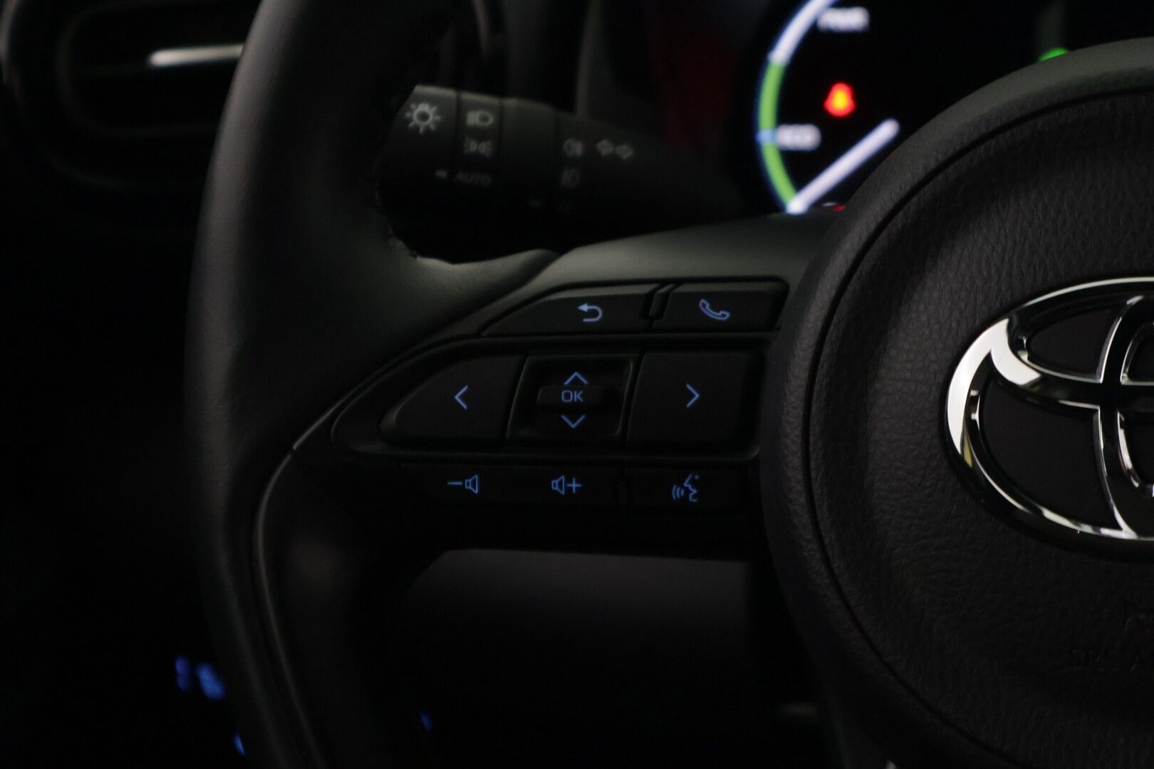 Toyota Yaris Cross 2023 1,5 Hybrid AWD-i Intense * 1.om Suomi-auto / P-kamera / Acc / Lohko s.pistokkeella / Isofix - Kahdet renkaat aluvanteilla / Vähän ajettu / Navi / Bitone kaksivärimaalaus - HULLUT AVAJAISHULINAT KORKOTARJOUS 3,29 %