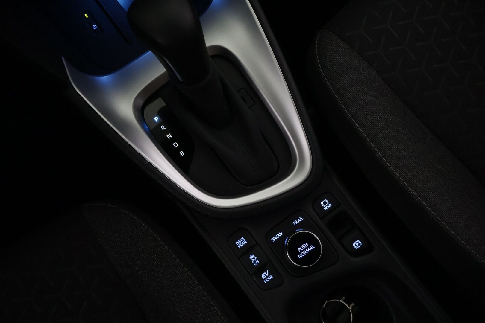 Toyota Yaris Cross 2023 1,5 Hybrid AWD-i Intense * 1.om Suomi-auto / P-kamera / Acc / Lohko s.pistokkeella / Isofix - Kahdet renkaat aluvanteilla / Vähän ajettu / Navi / Bitone kaksivärimaalaus - HULLUT AVAJAISHULINAT KORKOTARJOUS 3,29 %