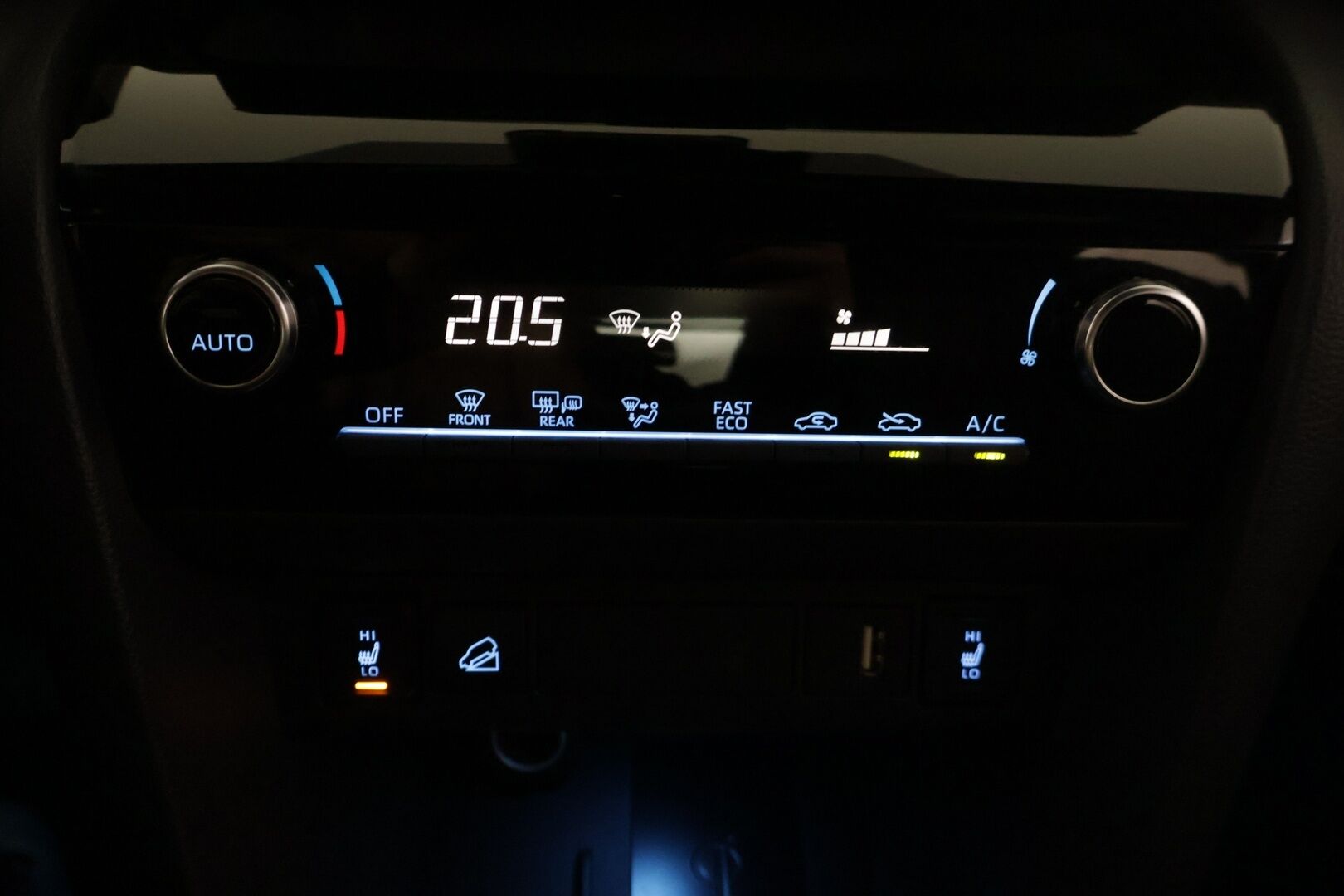 Toyota Yaris Cross 2023 1,5 Hybrid AWD-i Intense * 1.om Suomi-auto / P-kamera / Acc / Lohko s.pistokkeella / Isofix - Kahdet renkaat aluvanteilla / Vähän ajettu / Navi / Bitone kaksivärimaalaus - HULLUT AVAJAISHULINAT KORKOTARJOUS 3,29 %