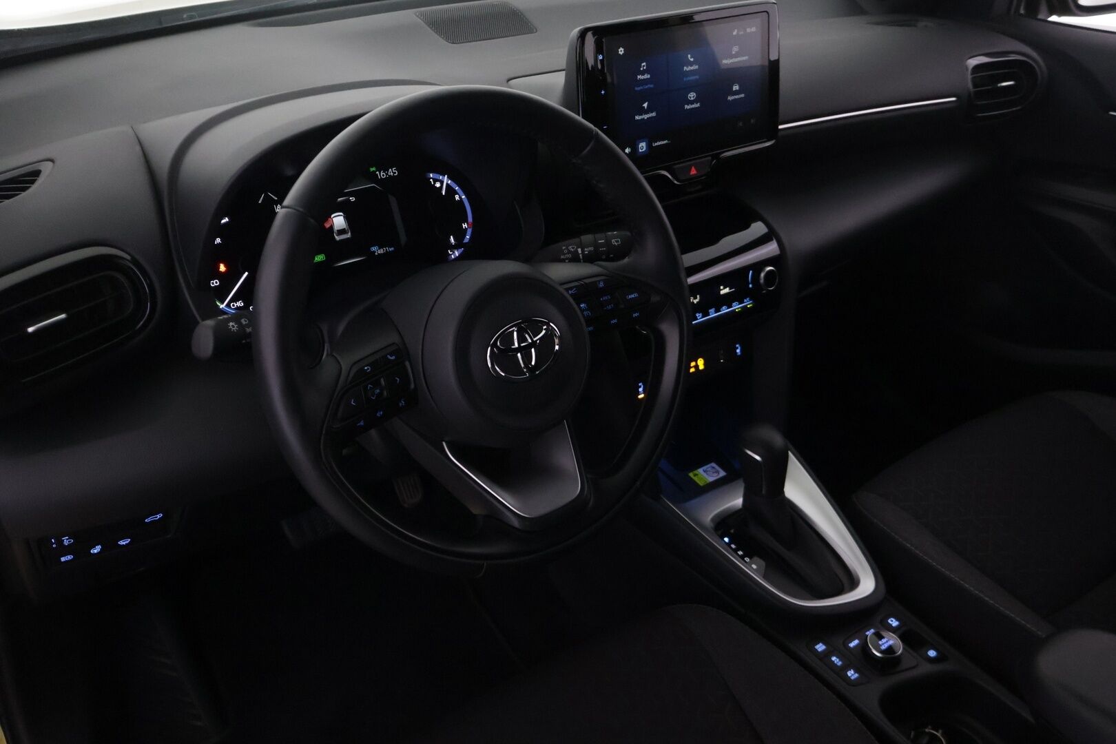 Toyota Yaris Cross 2023 1,5 Hybrid AWD-i Intense * 1.om Suomi-auto / P-kamera / Acc / Lohko s.pistokkeella / Isofix - Kahdet renkaat aluvanteilla / Vähän ajettu / Navi / Bitone kaksivärimaalaus - HULLUT AVAJAISHULINAT KORKOTARJOUS 3,29 %