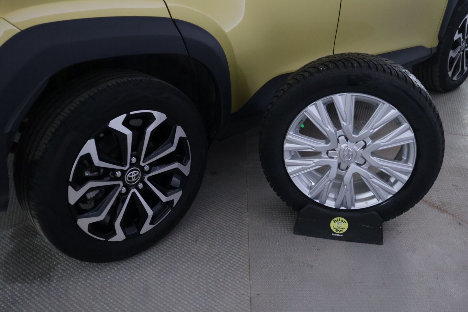 Toyota Yaris Cross 2023 1,5 Hybrid AWD-i Intense * 1.om Suomi-auto / P-kamera / Acc / Lohko s.pistokkeella / Isofix - Kahdet renkaat aluvanteilla / Vähän ajettu / Navi / Bitone kaksivärimaalaus - HULLUT AVAJAISHULINAT KORKOTARJOUS 3,29 %