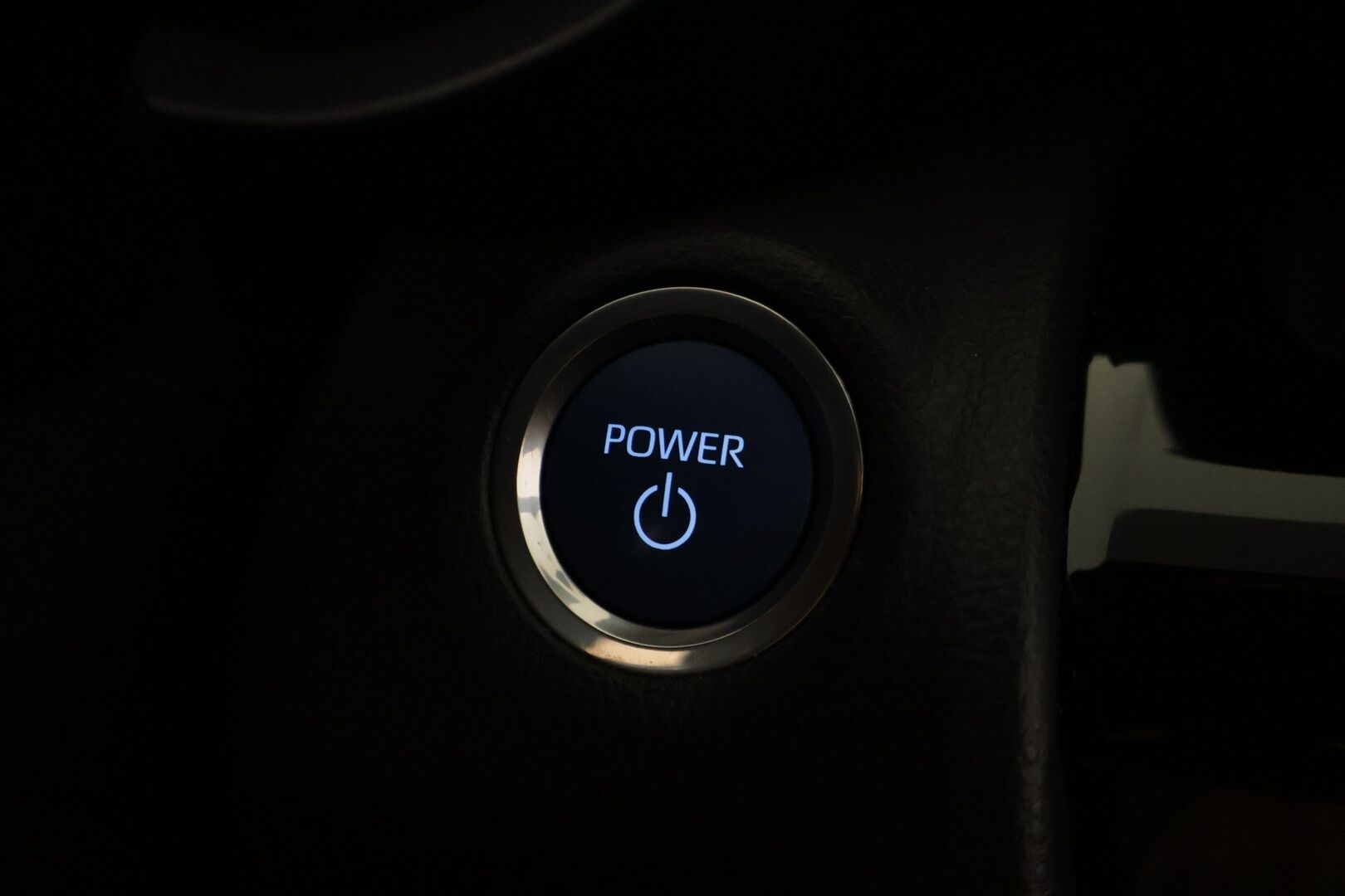 Toyota Yaris Cross 2023 1,5 Hybrid AWD-i Intense * 1.om Suomi-auto / P-kamera / Acc / Lohko s.pistokkeella / Isofix - Kahdet renkaat aluvanteilla / Vähän ajettu / Navi / Bitone kaksivärimaalaus - HULLUT AVAJAISHULINAT KORKOTARJOUS 3,29 %