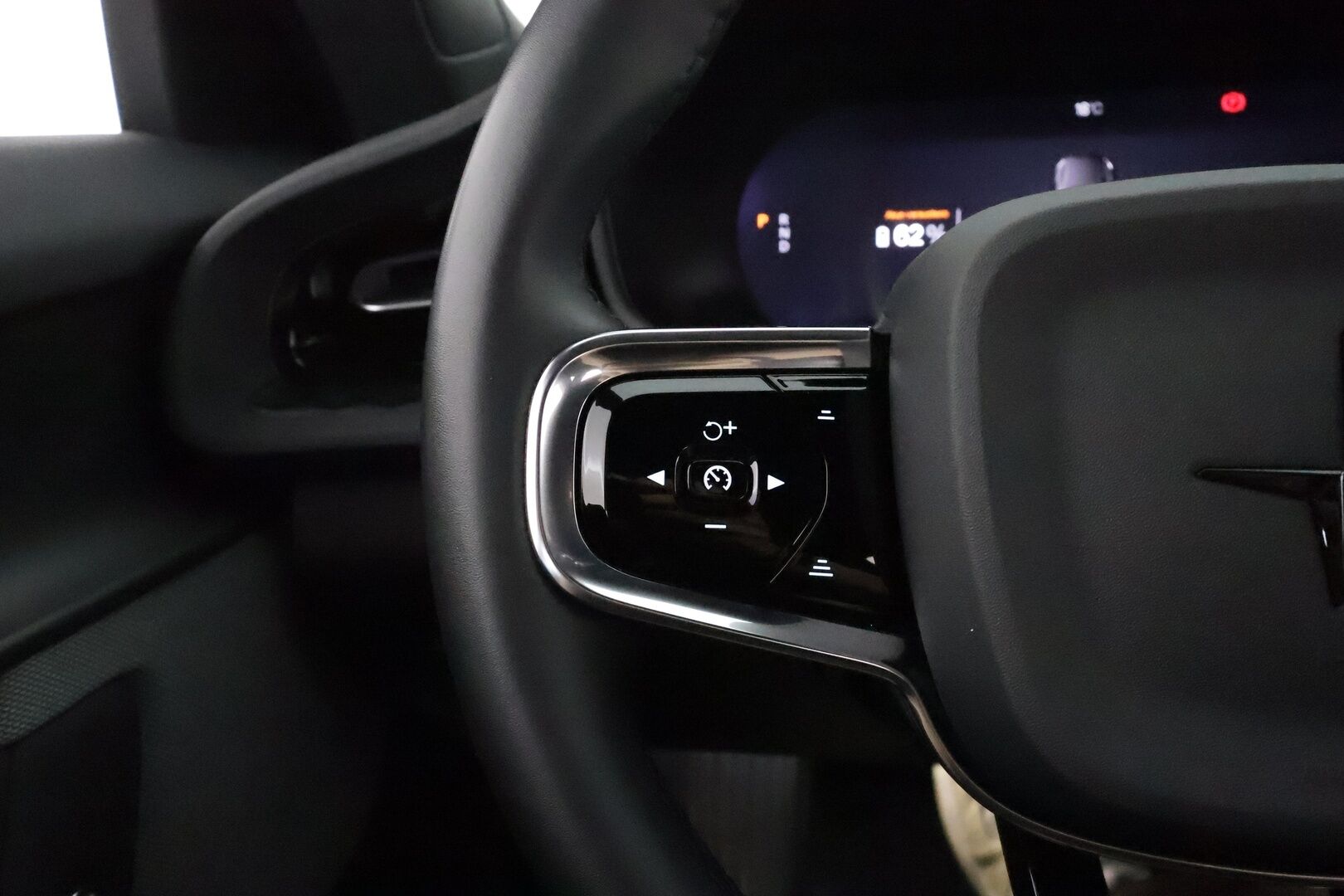 Polestar 2 2023 Long Range Single Motor **Pilot paketti / 360° kamera / Apple&Android / Muistipenkki / Keyless / Sähköluukku** - 3,99 % KORKOTARJOUS TÄHÄN AUTOON - Merkkihuollettu / Akku Kuntotarkistettu!