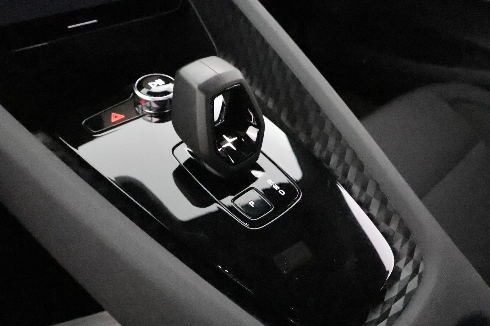 Polestar 2 2023 Long Range Single Motor **Pilot paketti / 360° kamera / Apple&Android / Muistipenkki / Keyless / Sähköluukku** - 3,99 % KORKOTARJOUS TÄHÄN AUTOON - Merkkihuollettu / Akku Kuntotarkistettu!