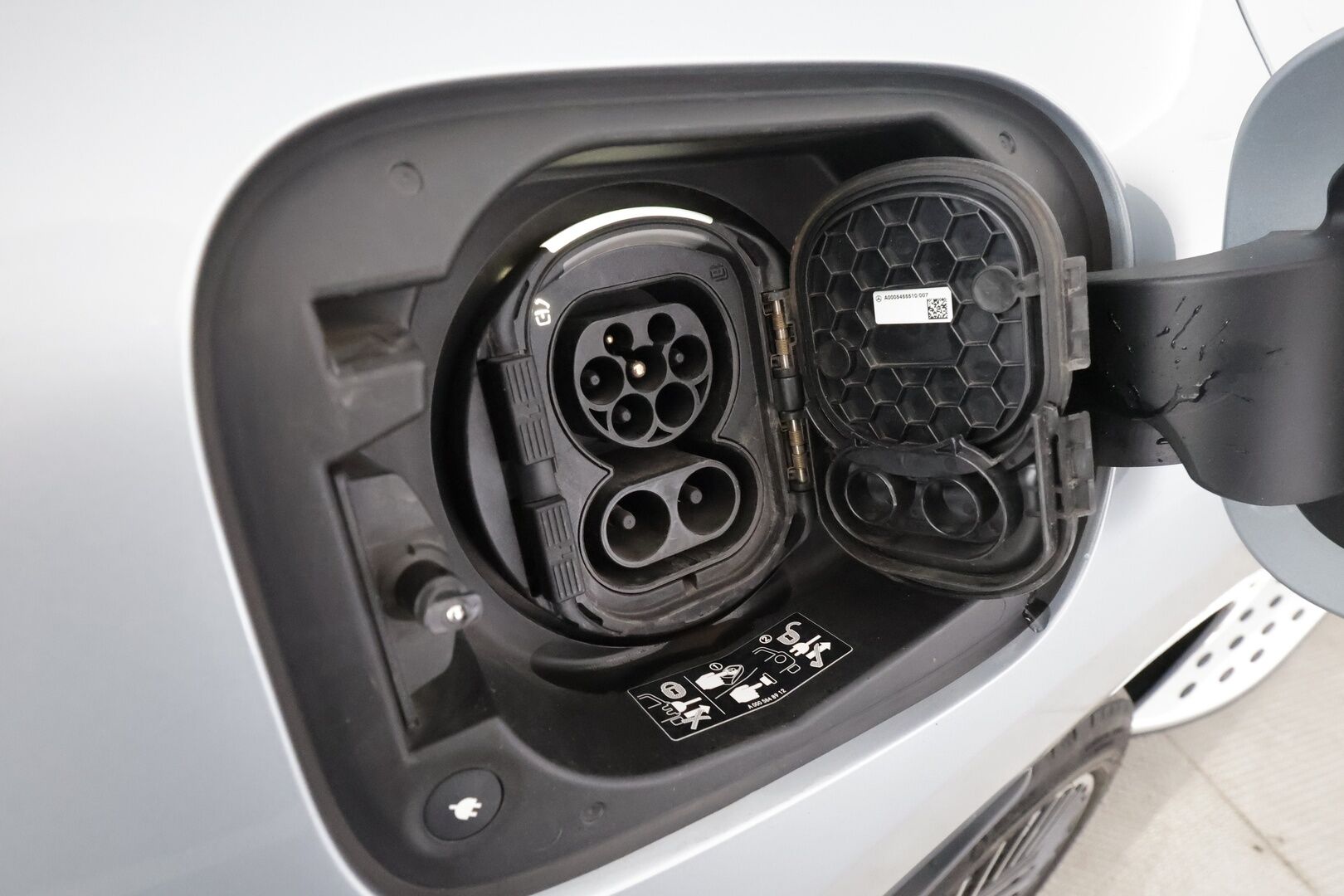 Mercedes-Benz EQC 2021 400 4Matic Edition 1886 - | Distronic+ | Akkukäyttöinen | Burmester | Widescreen | Lasikattoluukku | Muistipenkit | 360-Kamera | Keyless | Apple&Android | Kahdet Renkaat |
