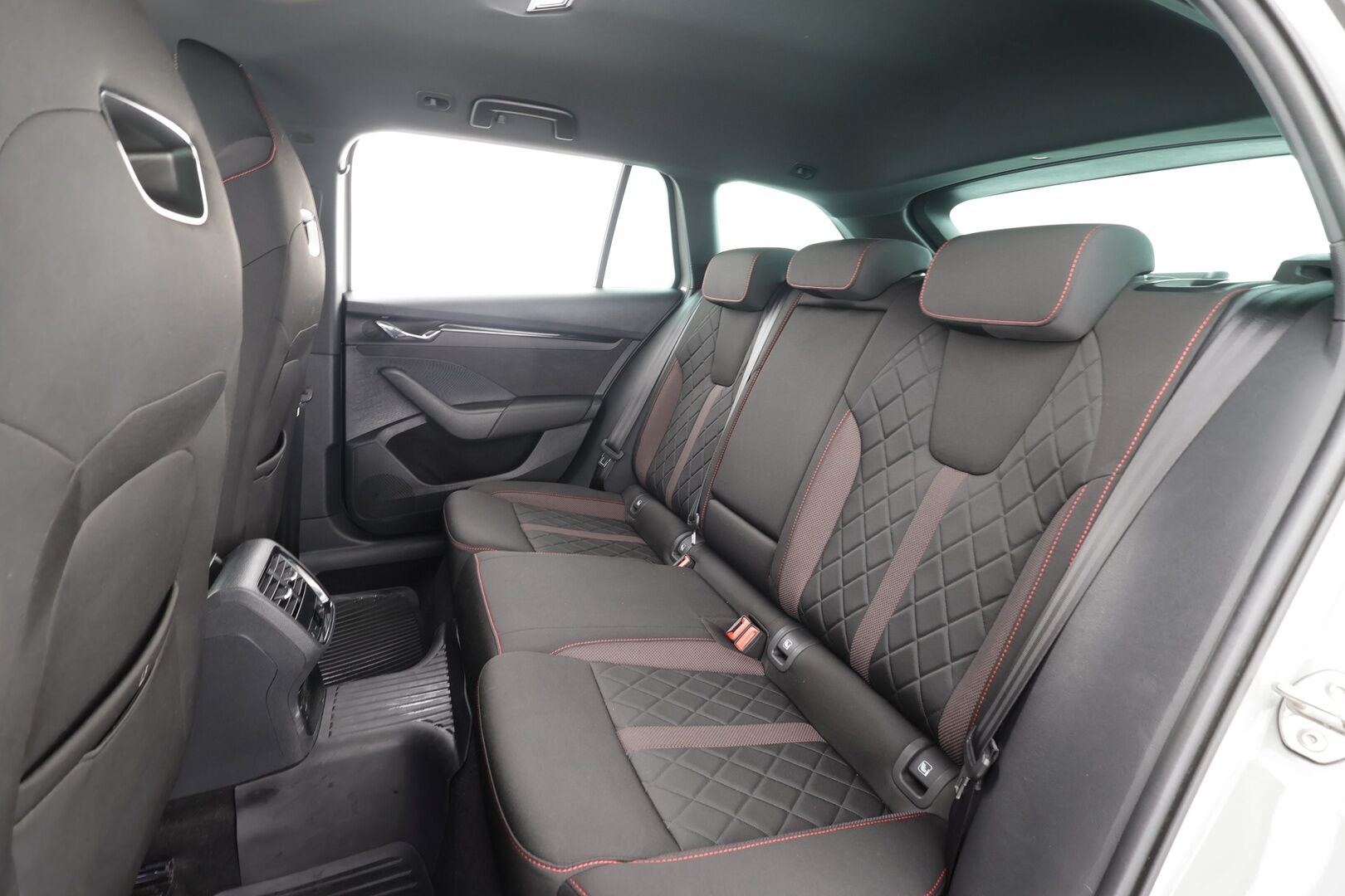 Skoda Octavia 2021 Combi 1.4 TSI PHEV RS iV DSG * ACC / Webasto / HUD / Skoda crystal Matrix-LED / Muistipenkit / P.Kamera / Keyless * - Merkkihuollettu / Kahdet Renkaat / 2x Lataus - HULLUT AVAJAISHULINAT KORKOTARJOUS 3,29 %