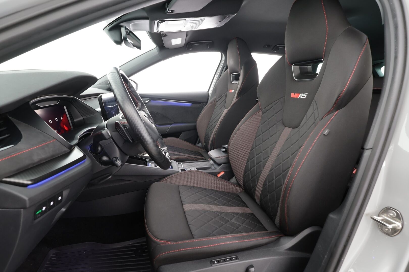 Skoda Octavia 2021 Combi 1.4 TSI PHEV RS iV DSG * ACC / Webasto / HUD / Skoda crystal Matrix-LED / Muistipenkit / P.Kamera / Keyless * - Merkkihuollettu / Kahdet Renkaat / 2x Lataus - HULLUT AVAJAISHULINAT KORKOTARJOUS 3,29 %