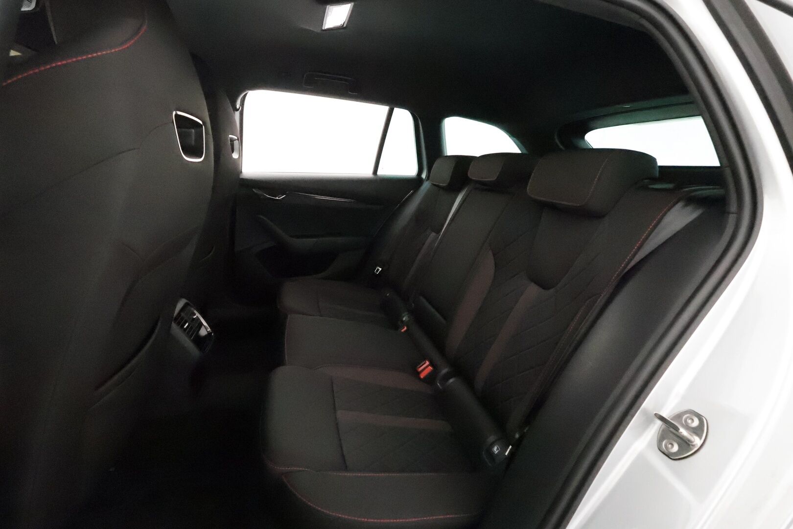 Skoda Octavia 2021 Combi 1,4 TSI PHEV RS iV DSG **Adapt.Vakkari / HUD / Webasto / Matrix-LED / P.Tutkat / Digimittaristo / Navi / Keyless** - Akku kuntotarkastettu / Kahdet Renkaat