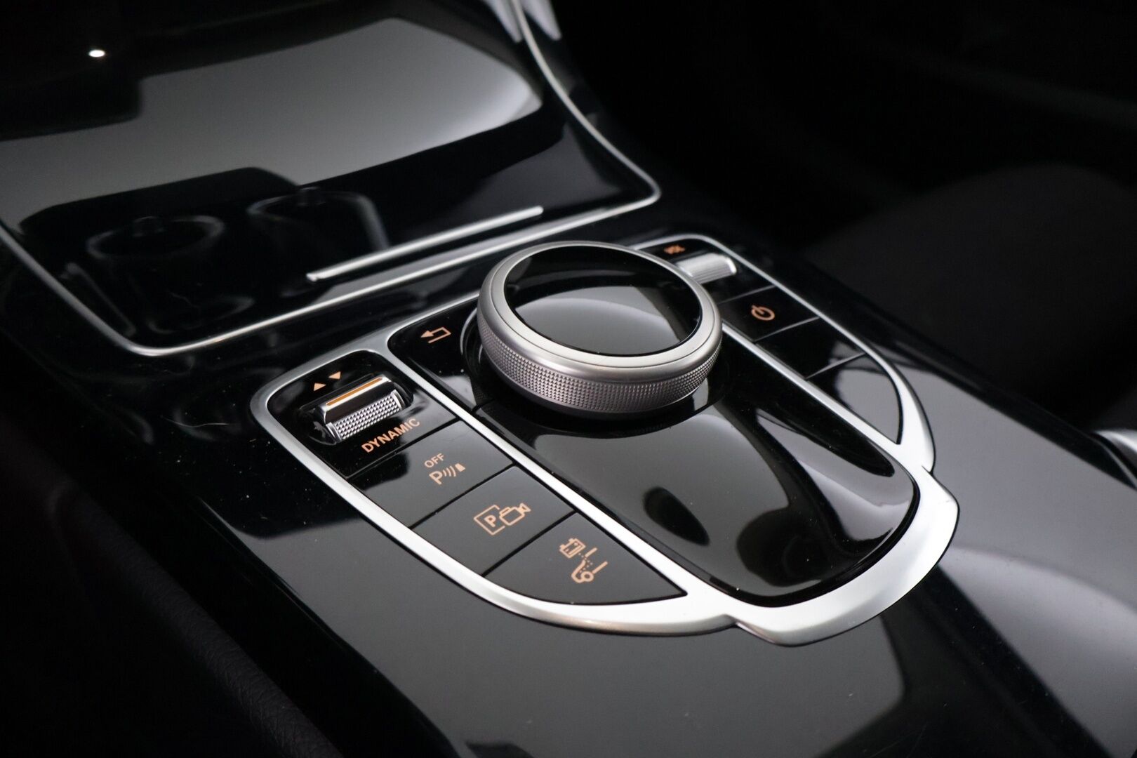 Mercedes-Benz C 2020 300 de T A Business Avantgarde Edition EQ Power *DTR / Akkukäyttöinen lisälämmitin / Adapt.LED / Sport Istuimet* - Kahdet asialliset renkaat / Tutkat edessä ja takana! 