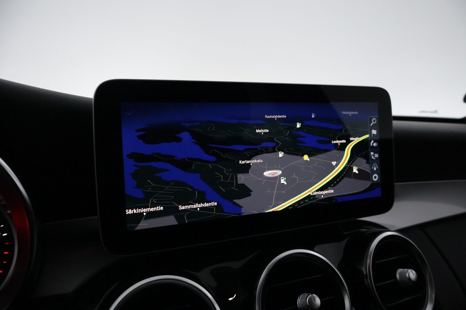 Mercedes-Benz C 2020 300 de T A Business Avantgarde Edition EQ Power *DTR / Akkukäyttöinen lisälämmitin / Adapt.LED / Sport Istuimet* - Kahdet asialliset renkaat / Tutkat edessä ja takana! 