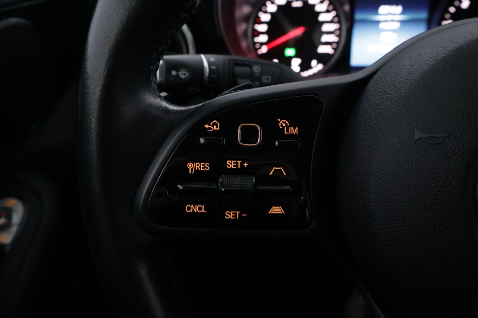 Mercedes-Benz C 2020 300 de T A Business Avantgarde Edition EQ Power *DTR / Akkukäyttöinen lisälämmitin / Adapt.LED / Sport Istuimet* - Kahdet asialliset renkaat / Tutkat edessä ja takana! 