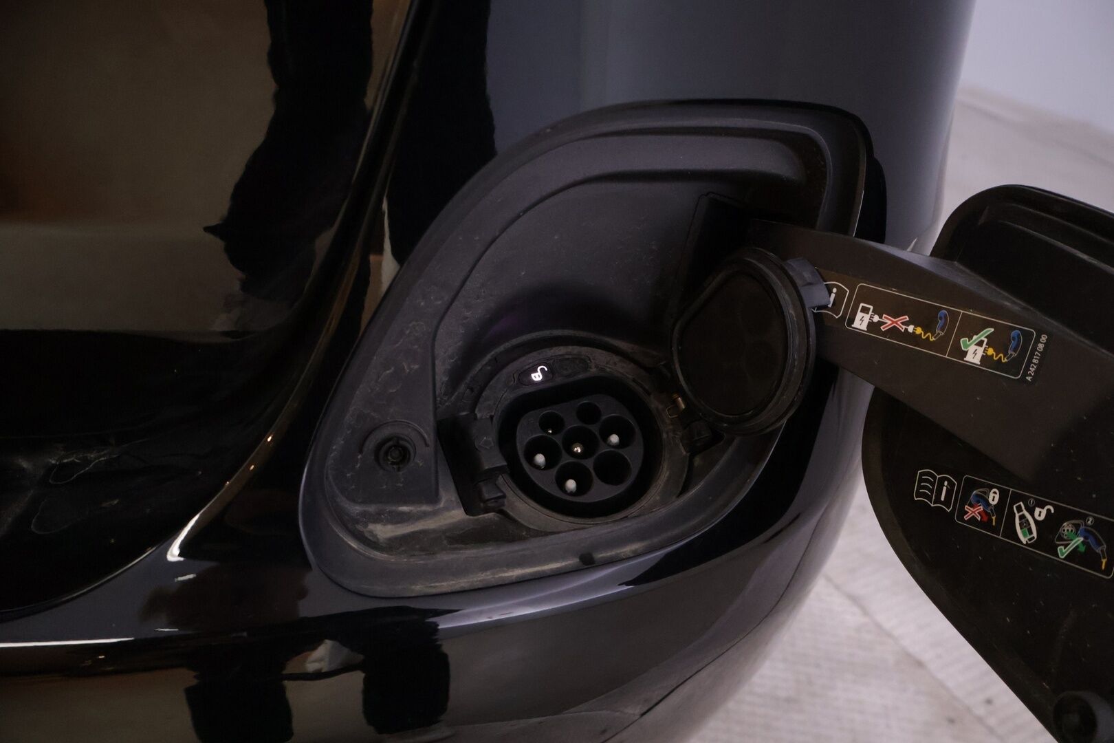 Mercedes-Benz C 2020 300 de T A Business Avantgarde Edition EQ Power *DTR / Akkukäyttöinen lisälämmitin / Adapt.LED / Sport Istuimet* - Kahdet asialliset renkaat / Tutkat edessä ja takana! 