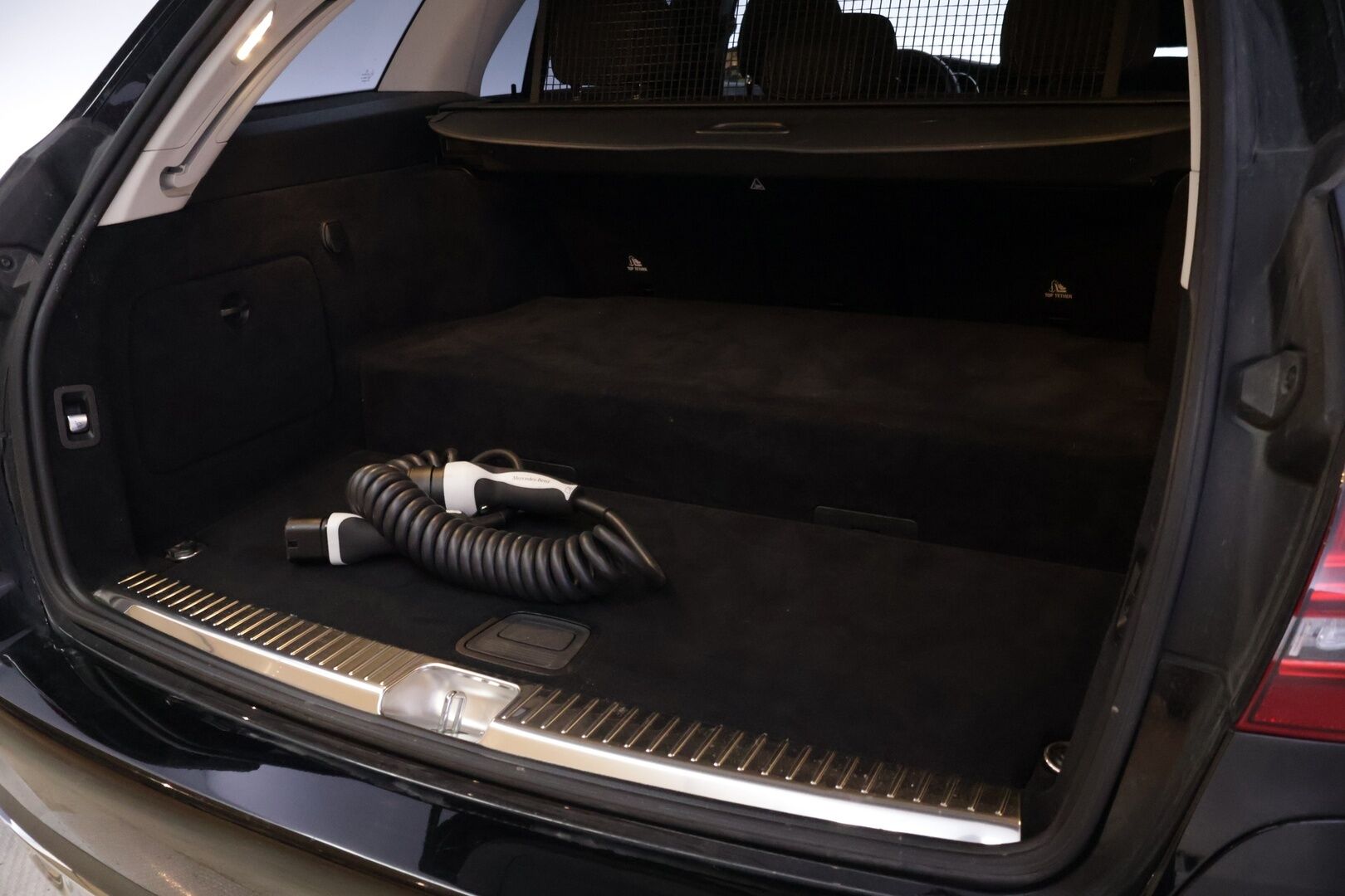 Mercedes-Benz C 2020 300 de T A Business Avantgarde Edition EQ Power *DTR / Akkukäyttöinen lisälämmitin / Adapt.LED / Sport Istuimet* - Kahdet asialliset renkaat / Tutkat edessä ja takana! 