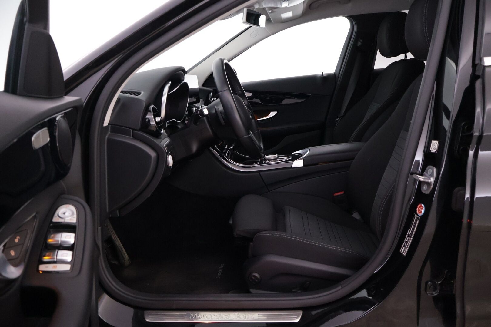 Mercedes-Benz C 2020 300 de T A Business Avantgarde Edition EQ Power *DTR / Akkukäyttöinen lisälämmitin / Adapt.LED / Sport Istuimet* - Kahdet asialliset renkaat / Tutkat edessä ja takana! 