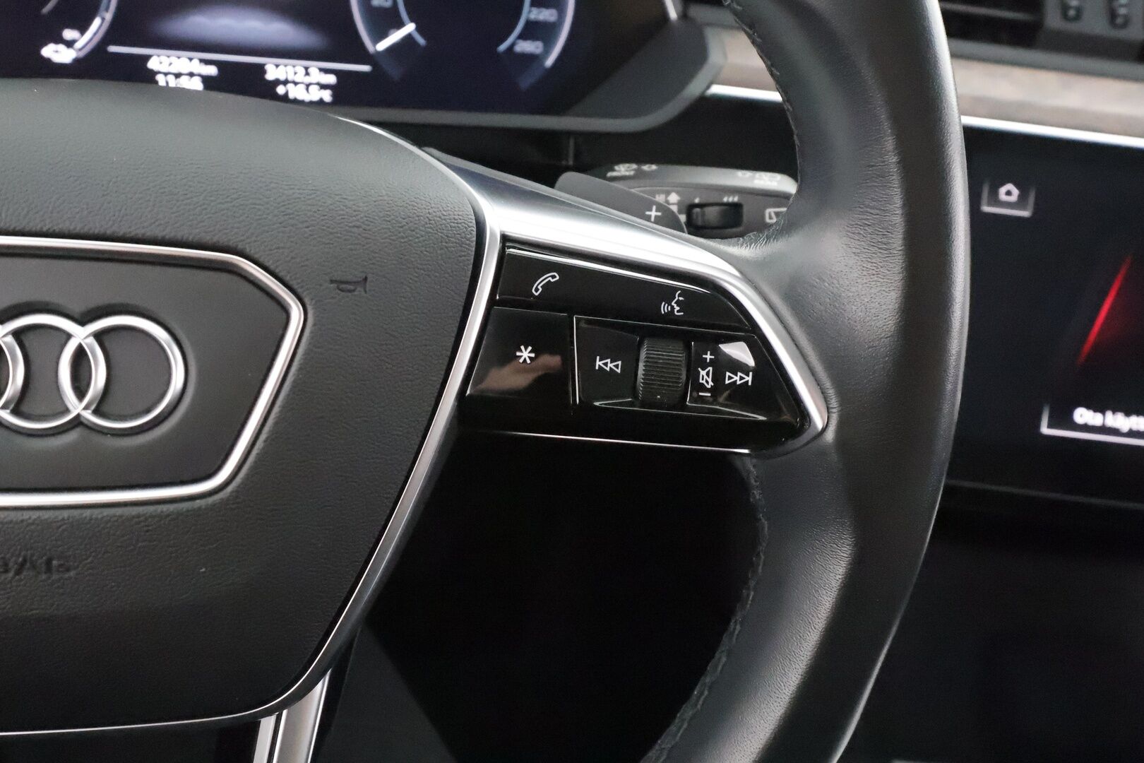 Audi e-tron 2022 Advanced 55 quattro S line - | ACC | Lisälämmitin | LED | P.kamera | muistipenkki | Keyless | Nahat | Apple&Android | Kahdet Renkaat |
