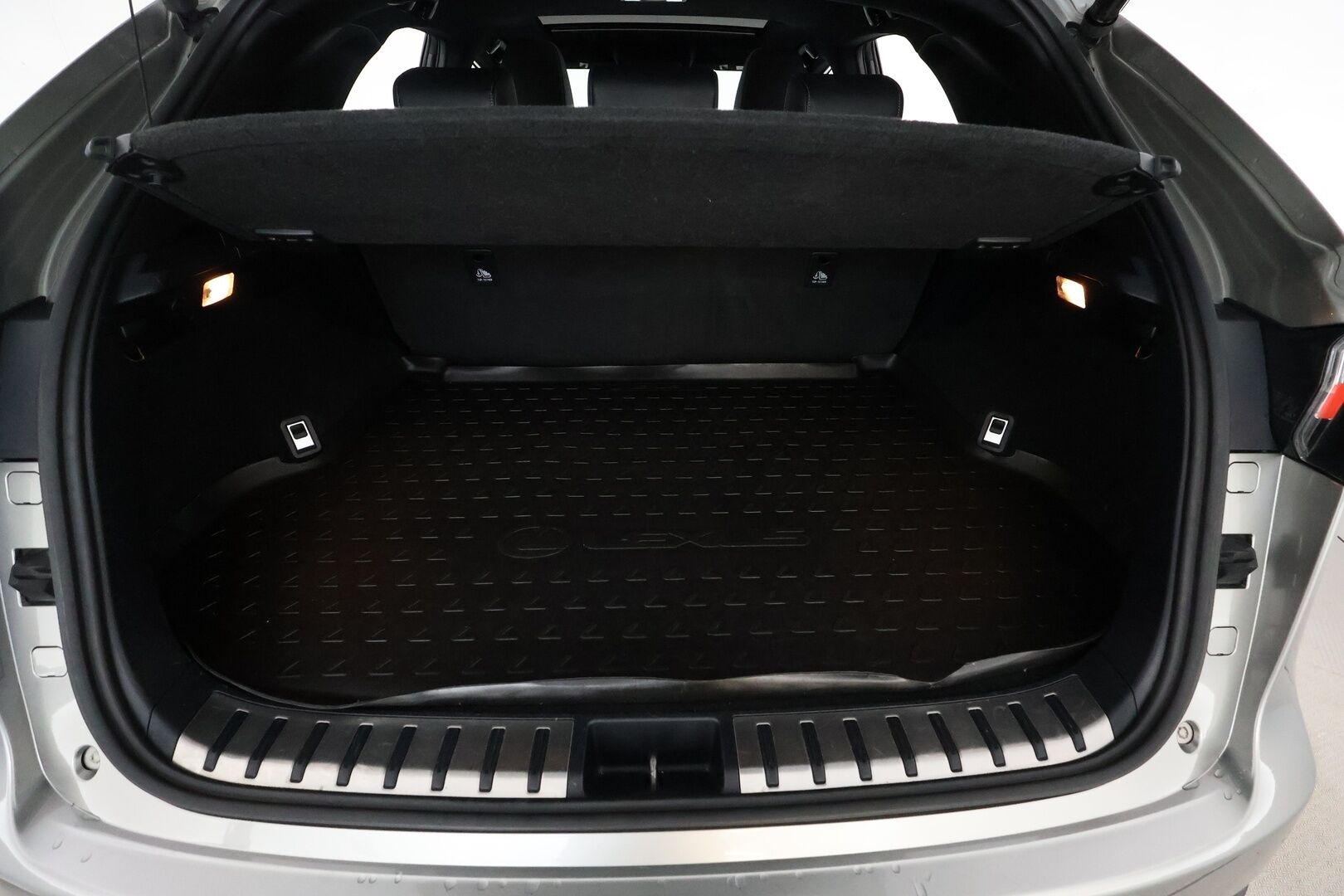 Lexus NX 2017 300h Hybrid A AWD F Sport **HUD / Adapt.Vakkari / LED-valot / P.kamera / Lasikattoluukku /  Nahkaverhoilu / Navi** - Kahdet Renkaat