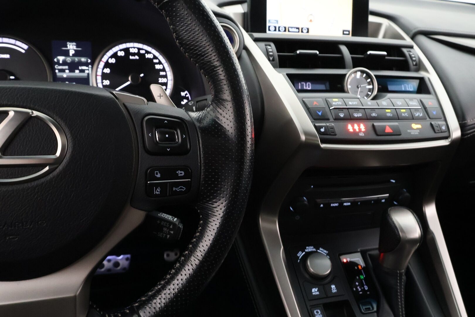Lexus NX 2017 300h Hybrid A AWD F Sport **HUD / Adapt.Vakkari / LED-valot / P.kamera / Lasikattoluukku /  Nahkaverhoilu / Navi** - Kahdet Renkaat