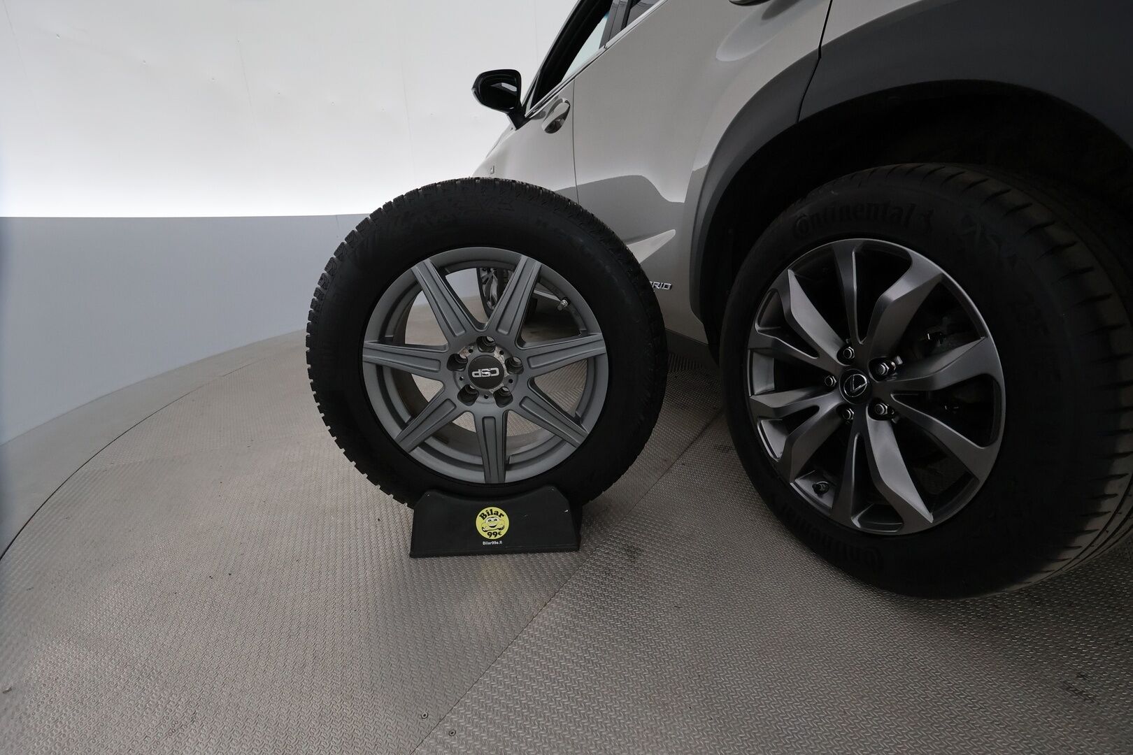 Lexus NX 2017 300h Hybrid A AWD F Sport **HUD / Adapt.Vakkari / LED-valot / P.kamera / Lasikattoluukku /  Nahkaverhoilu / Navi** - Kahdet Renkaat