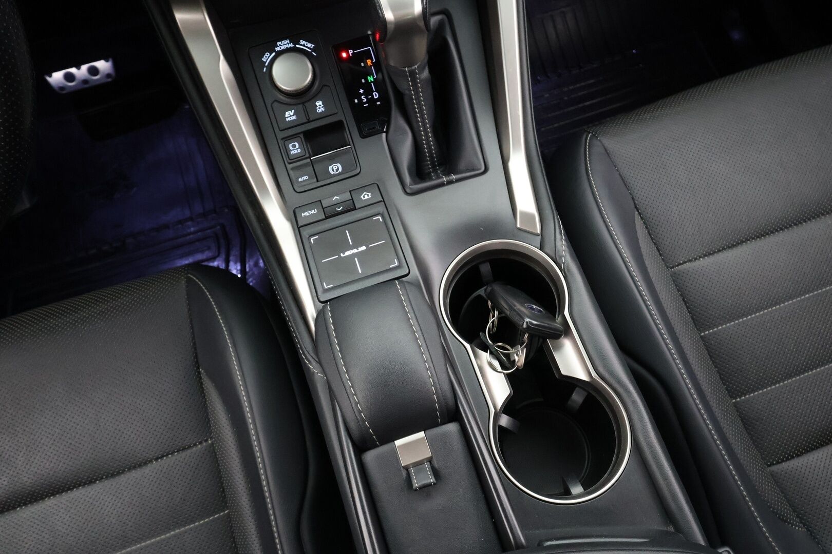 Lexus NX 2017 300h Hybrid A AWD F Sport **HUD / Adapt.Vakkari / LED-valot / P.kamera / Lasikattoluukku /  Nahkaverhoilu / Navi** - Kahdet Renkaat