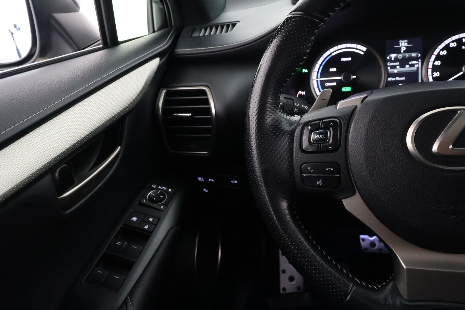 Lexus NX 2017 300h Hybrid A AWD F Sport **HUD / Adapt.Vakkari / LED-valot / P.kamera / Lasikattoluukku /  Nahkaverhoilu / Navi** - Kahdet Renkaat