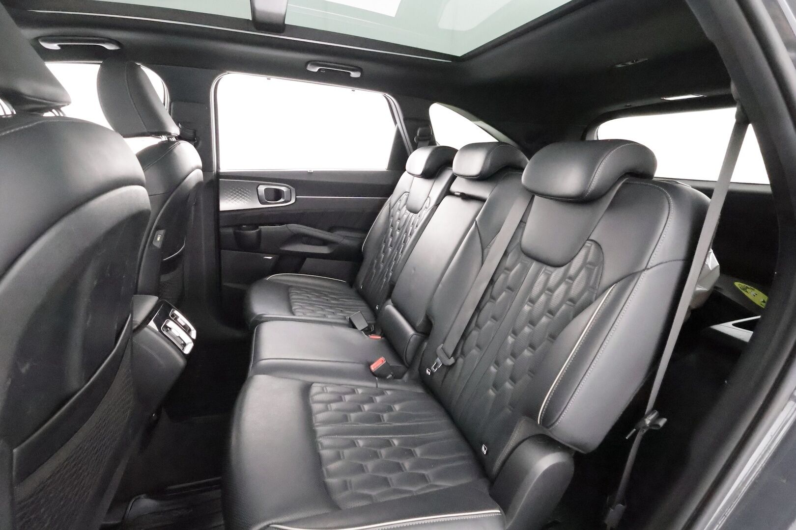 Kia Sorento 2021 1,6 T-GDI Plug-in Hybrid AWD Business Luxury AT 7-P * ACC / HUD / Bose / Panorama / Koukku / Ilmastoidut nahat * - 360° / Kahdet renkaat aluvanteilla / Merkkihuollettu / Huippuvarusteet - HULLUT AVAJAISHULINAT KORKOTARJOUS 3,29 %