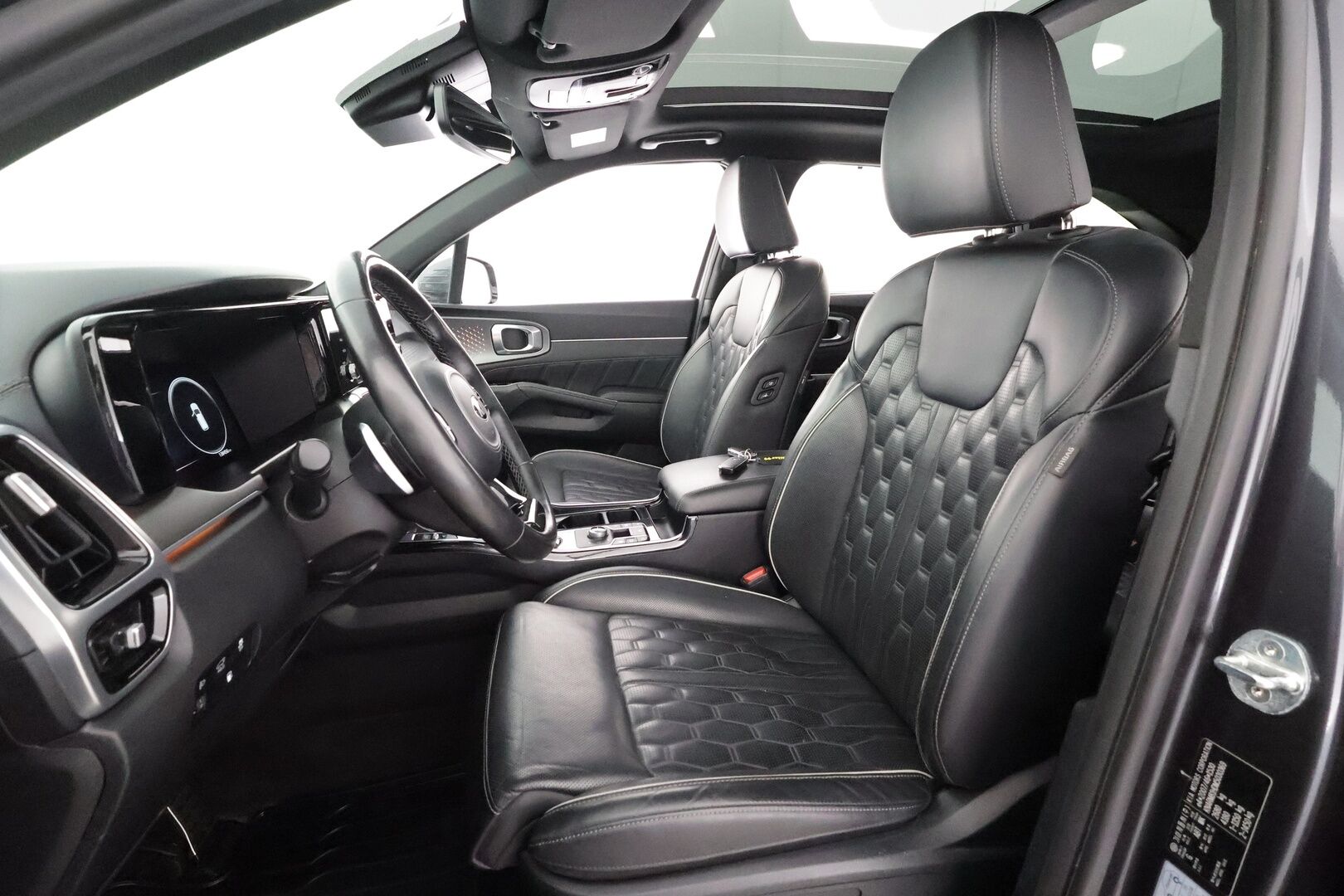 Kia Sorento 2021 1,6 T-GDI Plug-in Hybrid AWD Business Luxury AT 7-P * ACC / HUD / Bose / Panorama / Koukku / Ilmastoidut nahat * - 360° / Kahdet renkaat aluvanteilla / Merkkihuollettu / Huippuvarusteet - HULLUT AVAJAISHULINAT KORKOTARJOUS 3,29 %