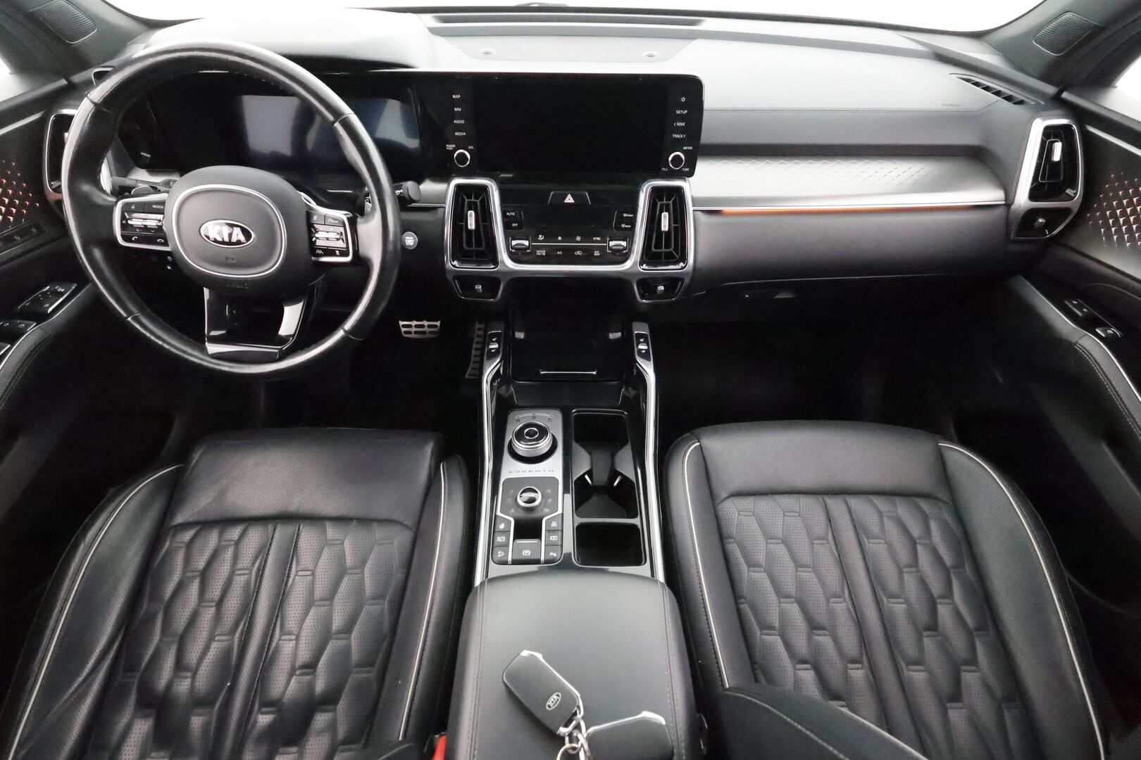 Kia Sorento 2021 1,6 T-GDI Plug-in Hybrid AWD Business Luxury AT 7-P * ACC / HUD / Bose / Panorama / Koukku / Ilmastoidut nahat * - 360° / Kahdet renkaat aluvanteilla / Merkkihuollettu / Huippuvarusteet - HULLUT AVAJAISHULINAT KORKOTARJOUS 3,29 %