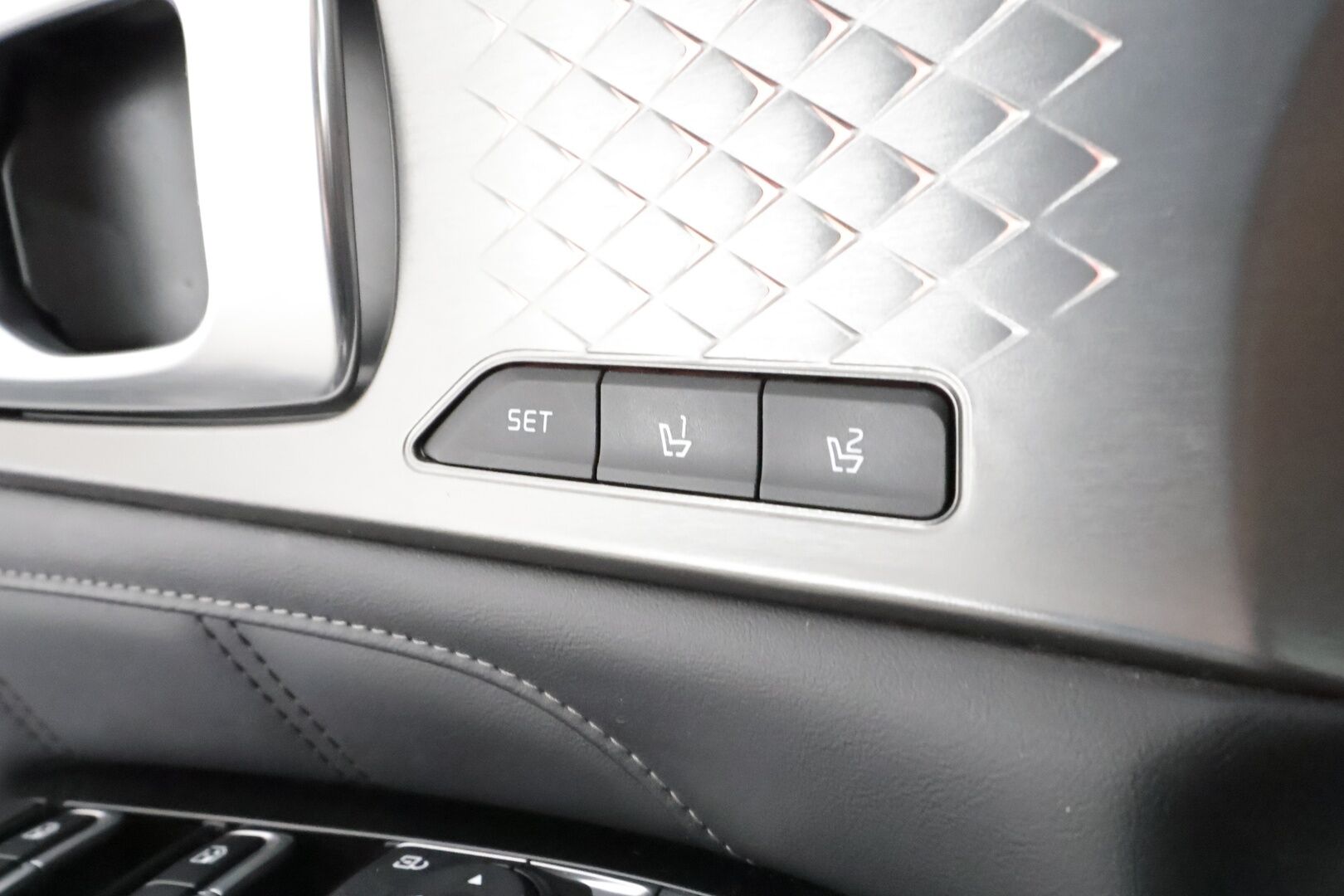 Kia Sorento 2021 1,6 T-GDI Plug-in Hybrid AWD Business Luxury AT 7-P * ACC / HUD / Bose / Panorama / Koukku / Ilmastoidut nahat * - 360° / Kahdet renkaat aluvanteilla / Merkkihuollettu / Huippuvarusteet - HULLUT AVAJAISHULINAT KORKOTARJOUS 3,29 %