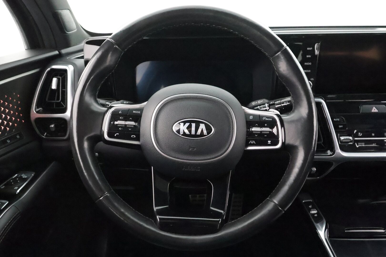 Kia Sorento 2021 1,6 T-GDI Plug-in Hybrid AWD Business Luxury AT 7-P * ACC / HUD / Bose / Panorama / Koukku / Ilmastoidut nahat * - 360° / Kahdet renkaat aluvanteilla / Merkkihuollettu / Huippuvarusteet - HULLUT AVAJAISHULINAT KORKOTARJOUS 3,29 %