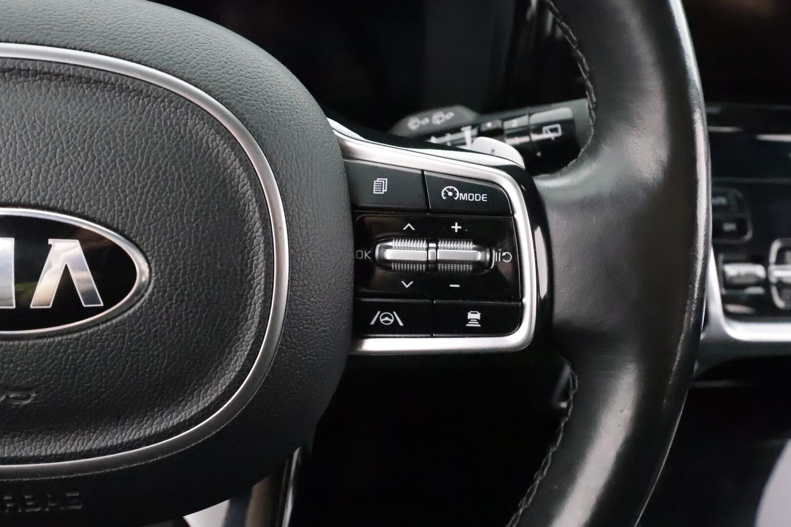 Kia Sorento 2021 1,6 T-GDI Plug-in Hybrid AWD Business Luxury AT 7-P * ACC / HUD / Bose / Panorama / Koukku / Ilmastoidut nahat * - 360° / Kahdet renkaat aluvanteilla / Merkkihuollettu / Huippuvarusteet - HULLUT AVAJAISHULINAT KORKOTARJOUS 3,29 %