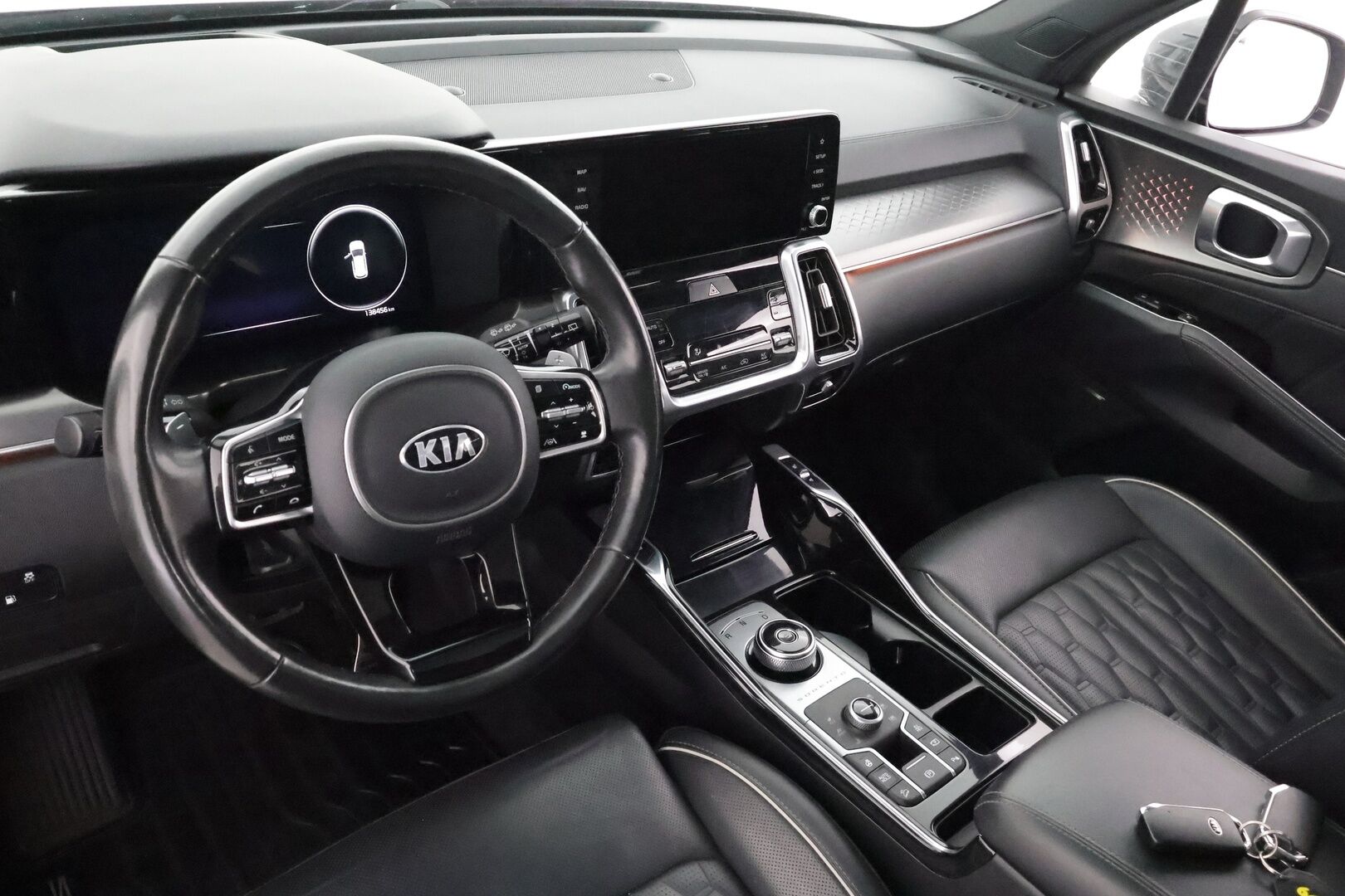 Kia Sorento 2021 1,6 T-GDI Plug-in Hybrid AWD Business Luxury AT 7-P * ACC / HUD / Bose / Panorama / Koukku / Ilmastoidut nahat * - 360° / Kahdet renkaat aluvanteilla / Merkkihuollettu / Huippuvarusteet - HULLUT AVAJAISHULINAT KORKOTARJOUS 3,29 %