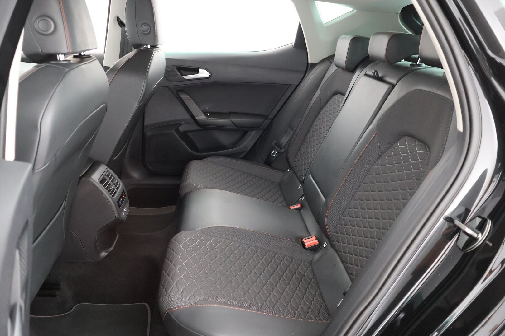 Seat Leon 2021 1,4 PHEV 204 eHybrid FR DSG - SoH 91,9% | Vakkari | LED |  P. Kamera | Navi | KeyLessGo | Apple & Android
