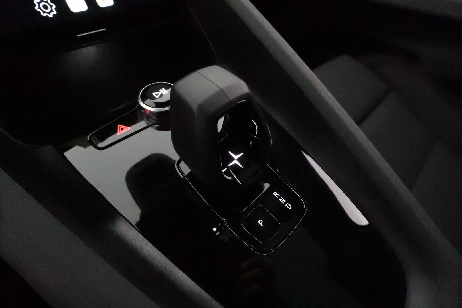 Polestar 2 2024 Standard range Single motor Plus Pack, 200kW, 69kWh **Facelift / Adapt.vakkari / H&K / Muistipenkki / Lasikatto** - 3,99 % KORKOTARJOUS TÄHÄN AUTOON 31.8. ASTI! - 1.Om Suomi-auto / Kahdet renkaat aluvanteilla / 360º / Navi / KeylessGo / Pixel-LED / Digimittaristo / Lämpöpumppu
