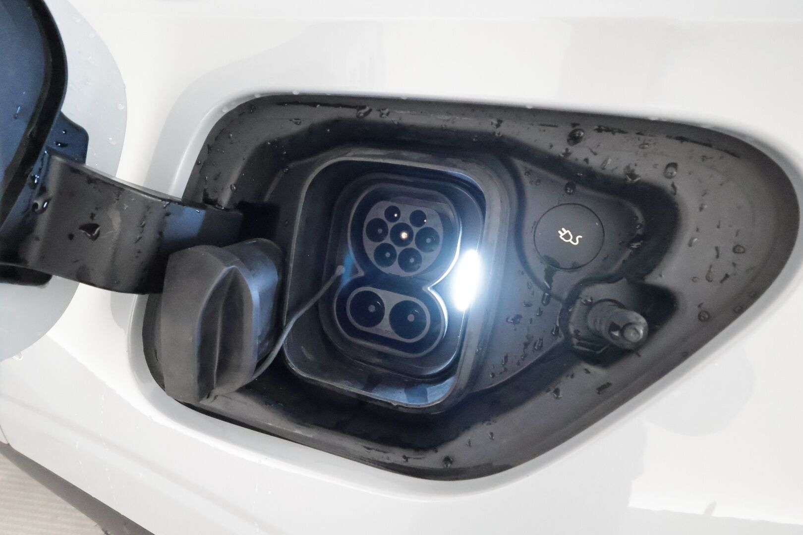 Polestar 2 2024 Standard range Single motor Plus Pack, 200kW, 69kWh **Facelift / Adapt.vakkari / H&K / Muistipenkki / Lasikatto** - 3,99 % KORKOTARJOUS TÄHÄN AUTOON 31.8. ASTI! - 1.Om Suomi-auto / Kahdet renkaat aluvanteilla / 360º / Navi / KeylessGo / Pixel-LED / Digimittaristo / Lämpöpumppu