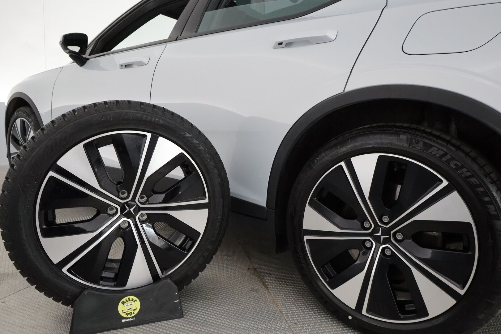 Polestar 2 2024 Standard range Single motor Plus Pack, 200kW, 69kWh **Facelift / Adapt.vakkari / H&K / Muistipenkki / Lasikatto** - 3,99 % KORKOTARJOUS TÄHÄN AUTOON 31.8. ASTI! - 1.Om Suomi-auto / Kahdet renkaat aluvanteilla / 360º / Navi / KeylessGo / Pixel-LED / Digimittaristo / Lämpöpumppu