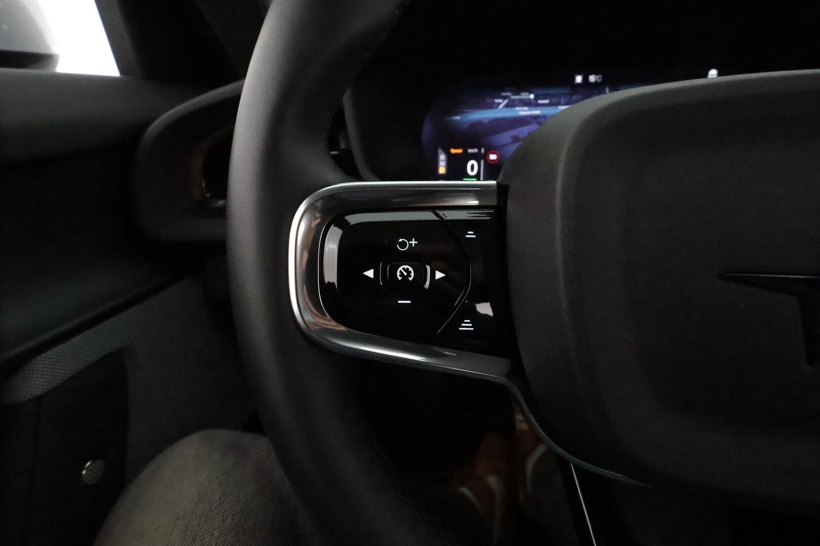 Polestar 2 2024 Standard range Single motor Plus Pack, 200kW, 69kWh **Facelift / Adapt.vakkari / H&K / Muistipenkki / Lasikatto** - 3,99 % KORKOTARJOUS TÄHÄN AUTOON 31.8. ASTI! - 1.Om Suomi-auto / Kahdet renkaat aluvanteilla / 360º / Navi / KeylessGo / Pixel-LED / Digimittaristo / Lämpöpumppu