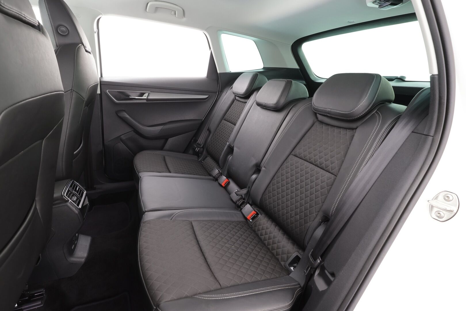 Skoda Karoq 2021 2,0 TDI 150 4x4 Style DSG - ACC | Webasto | Koukku  LED | P-Kamera | Canton | Kaistavahti | Keyless 