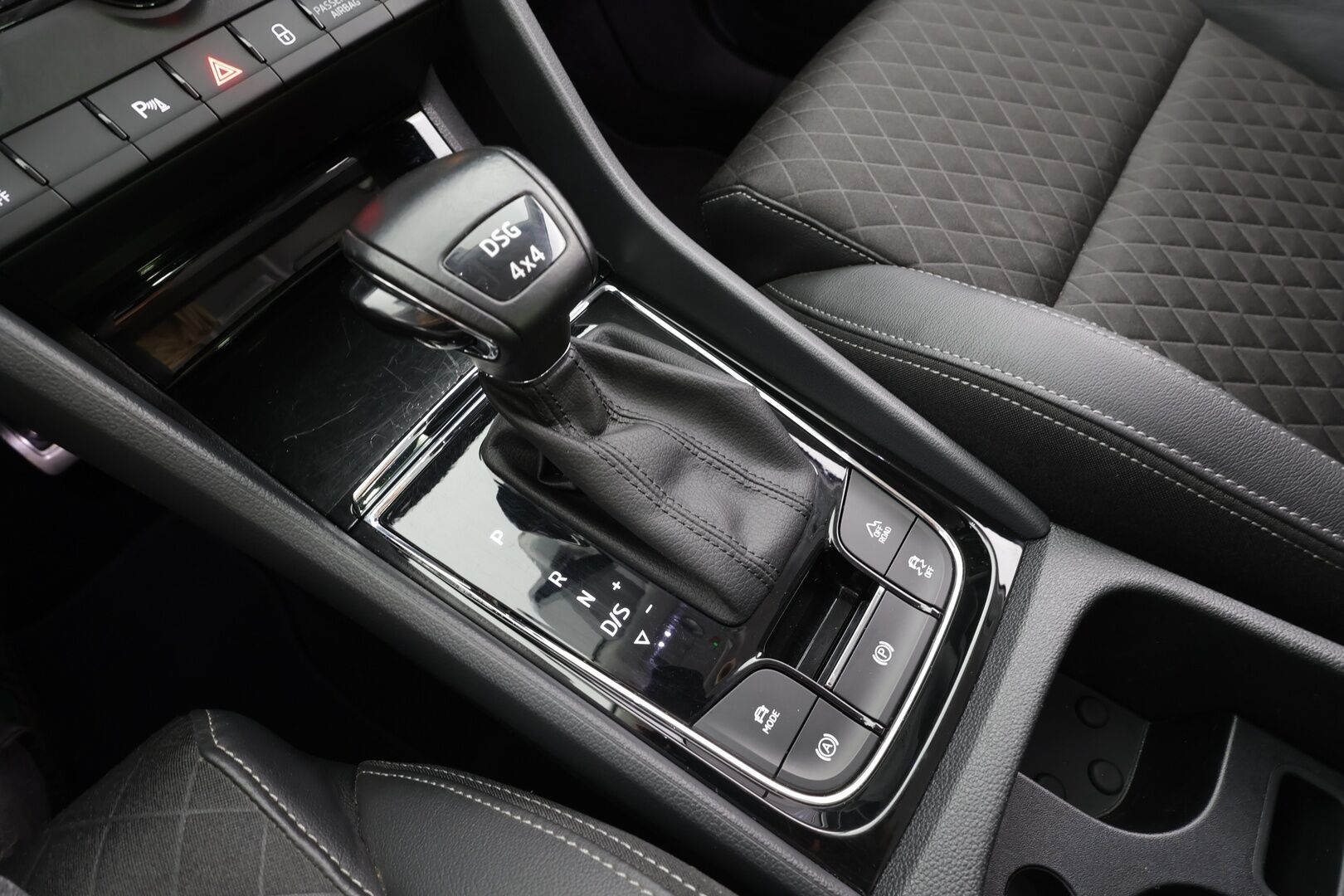 Skoda Karoq 2021 2,0 TDI 150 4x4 Style DSG - ACC | Webasto | Koukku  LED | P-Kamera | Canton | Kaistavahti | Keyless 
