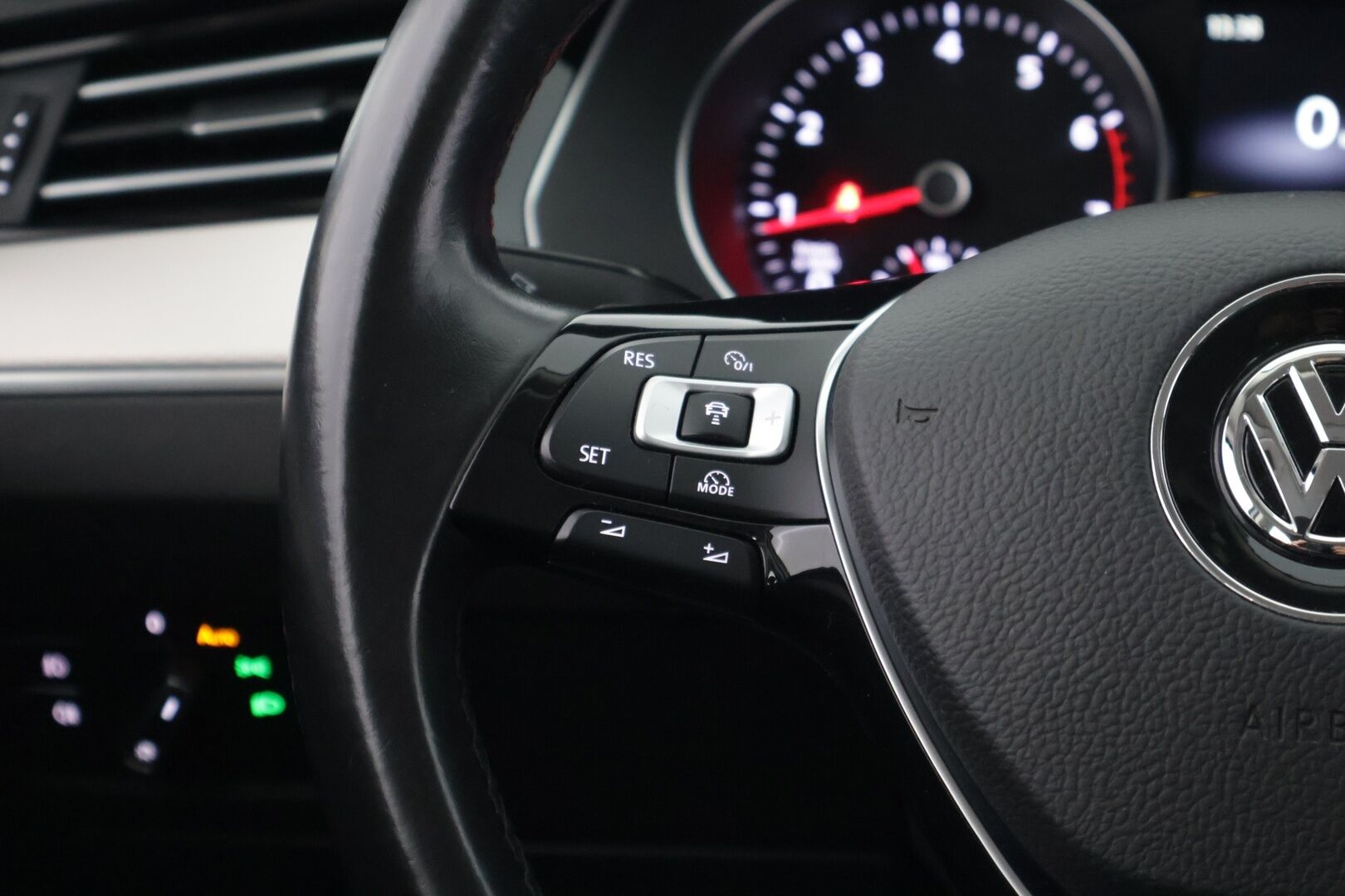 Volkswagen Passat 2016 Variant Alltrack 2,0 TSI 162 kW (220 hv) 4MOTION DSG *Adapt. Vakkari / Koukku / Webasto / P. Kamera / Ergoistuin* - Talvivarusteet / 2x renkaat ja vanteet / - HULLUT JOULUT KORKOTARJOUS 2,49% 