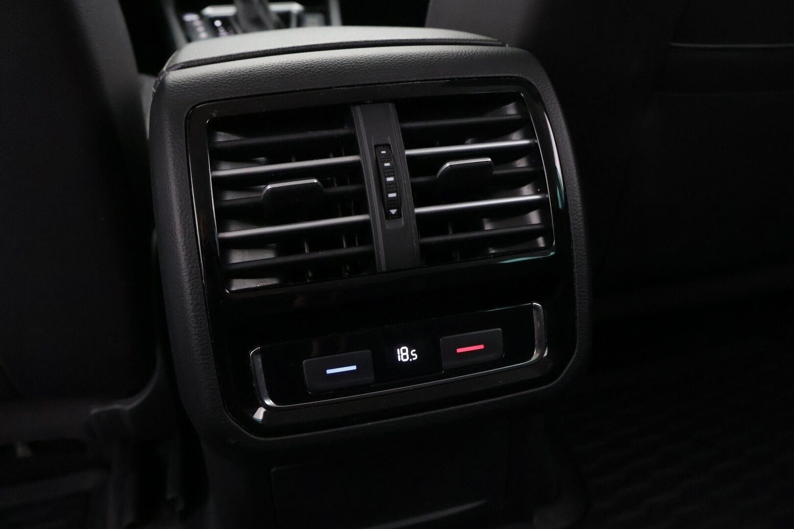 Volkswagen Passat 2016 Variant Alltrack 2,0 TSI 162 kW (220 hv) 4MOTION DSG *Adapt. Vakkari / Koukku / Webasto / P. Kamera / Ergoistuin* - Talvivarusteet / 2x renkaat ja vanteet / - HULLUT JOULUT KORKOTARJOUS 2,49% 