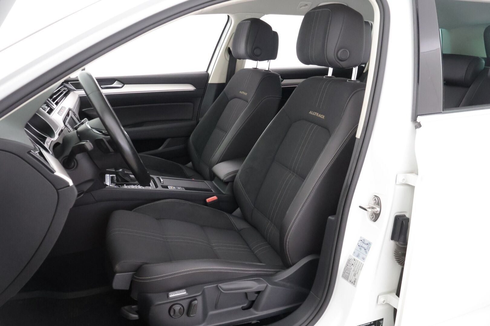 Volkswagen Passat 2016 Variant Alltrack 2,0 TSI 162 kW (220 hv) 4MOTION DSG *Adapt. Vakkari / Koukku / Webasto / P. Kamera / Ergoistuin* - Talvivarusteet / 2x renkaat ja vanteet / - HULLUT JOULUT KORKOTARJOUS 2,49% 